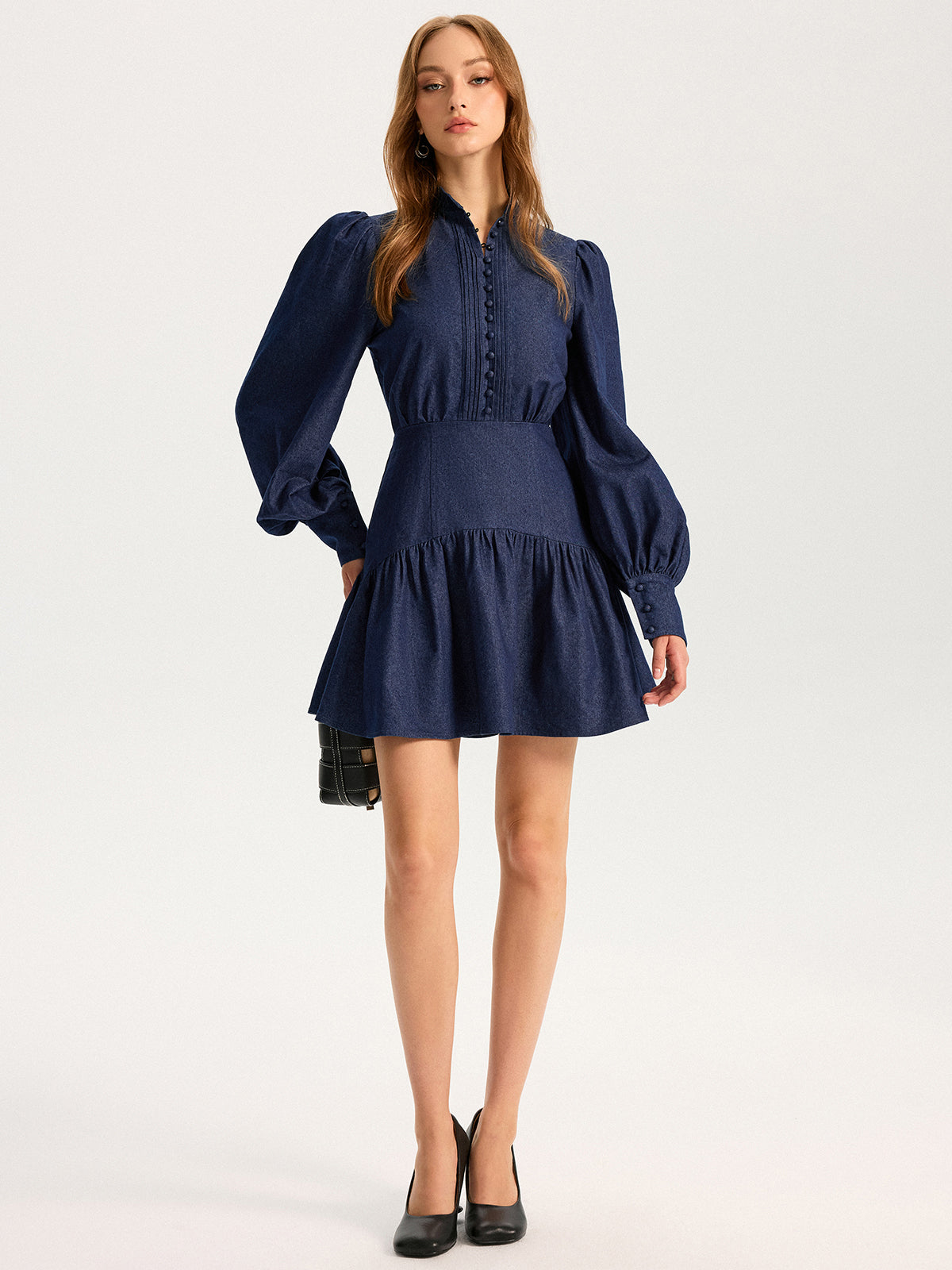 Mini-robe en jean à col montant et manches bouffantes
