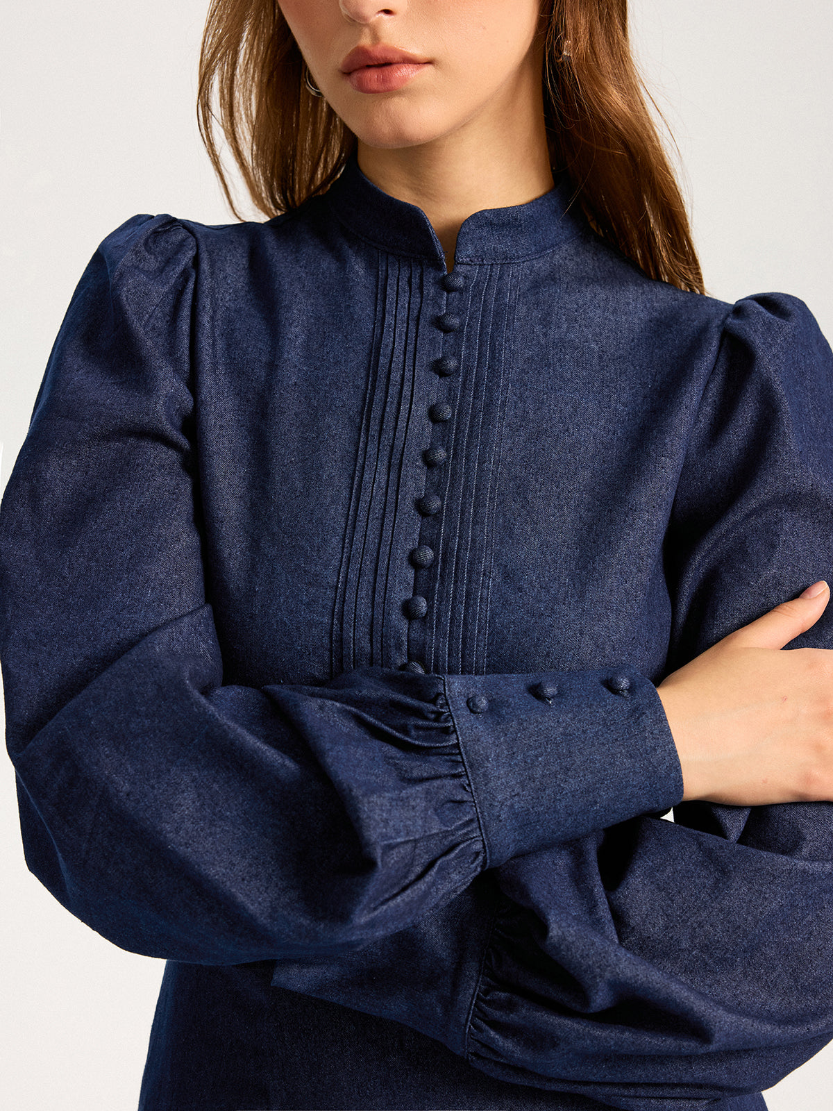 Mini-robe en jean à col montant et manches bouffantes