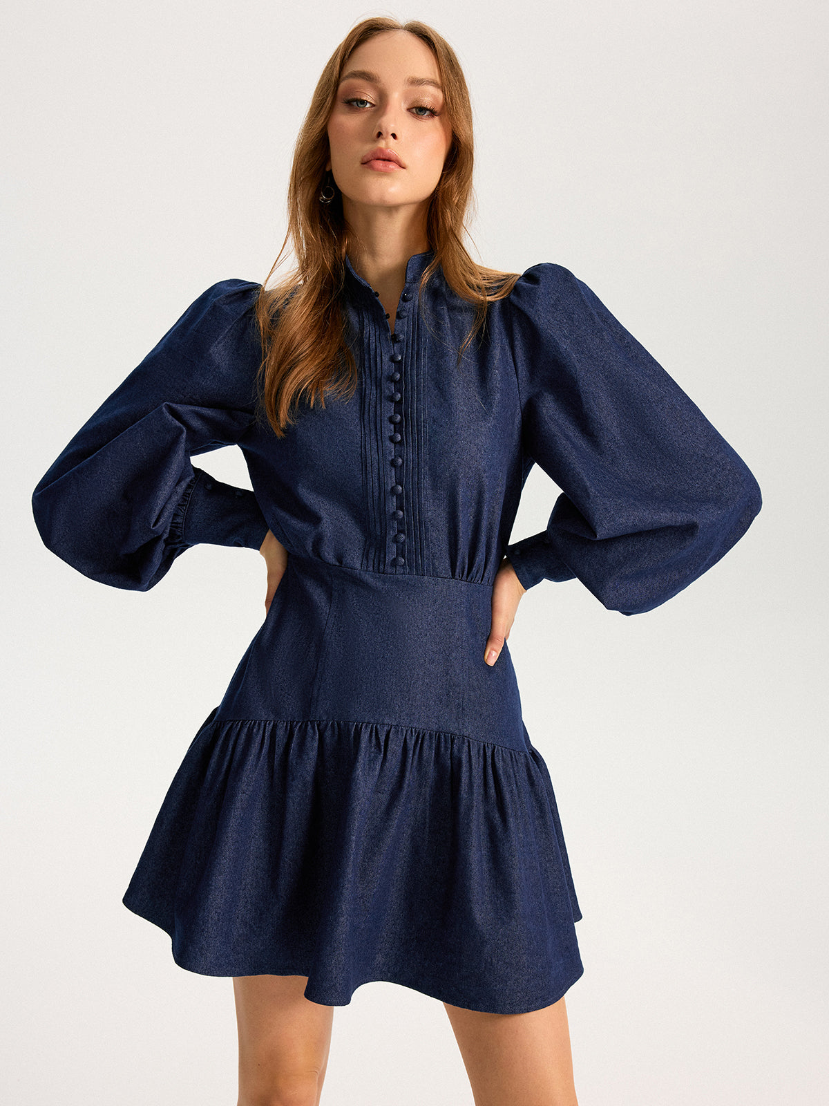 Mini-robe en jean à col montant et manches bouffantes
