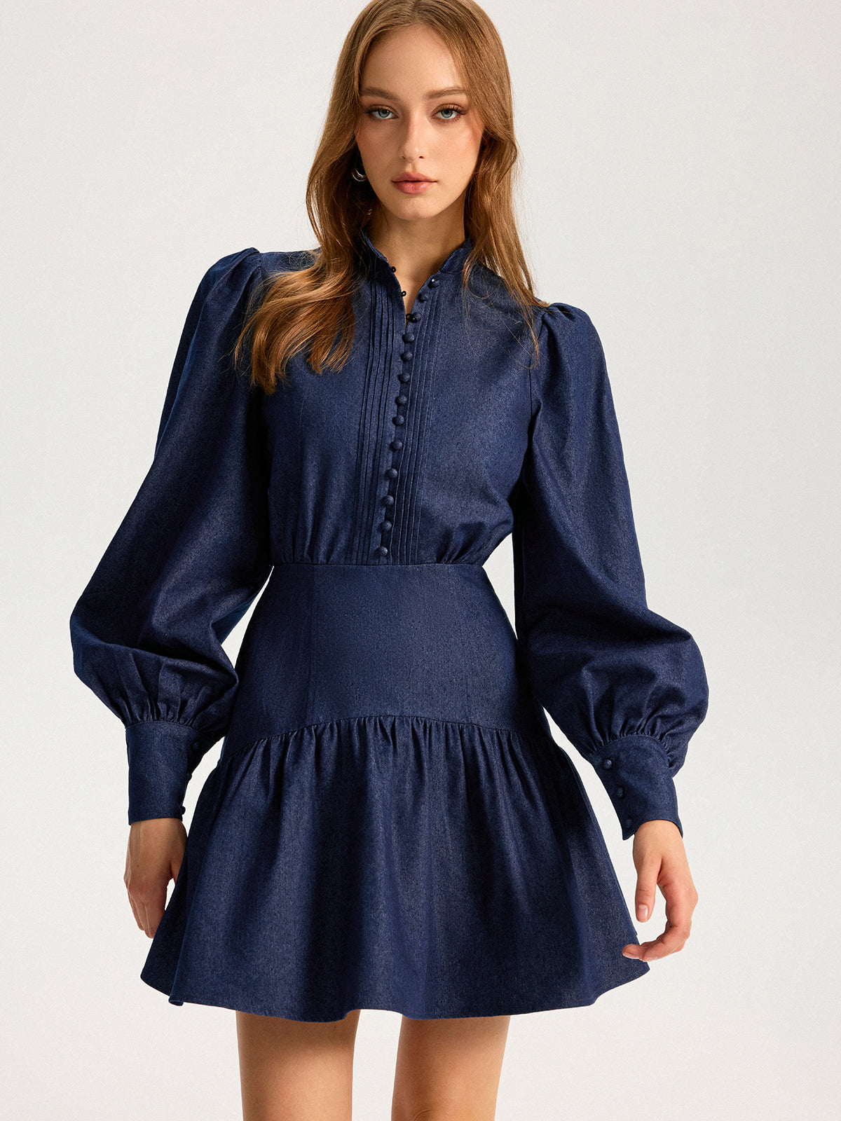 Mini-robe en jean à col montant et manches bouffantes