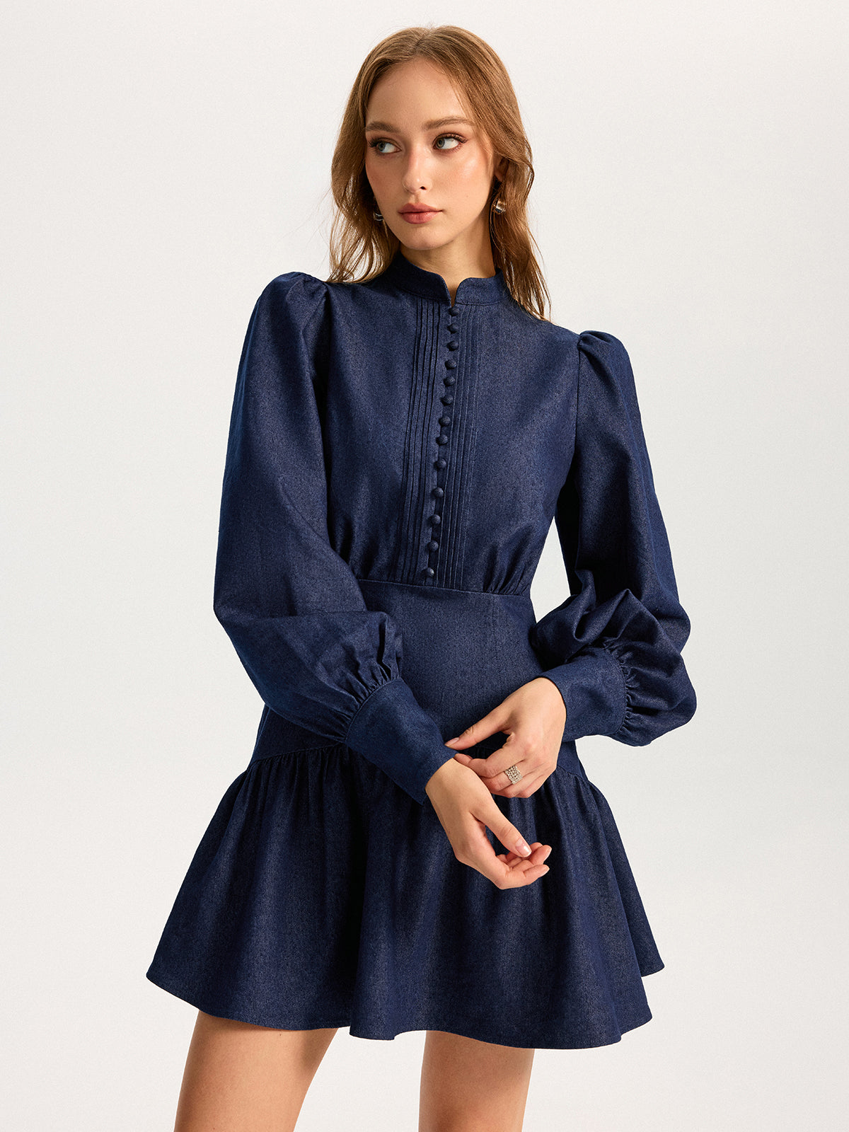 Mini-robe en jean à col montant et manches bouffantes