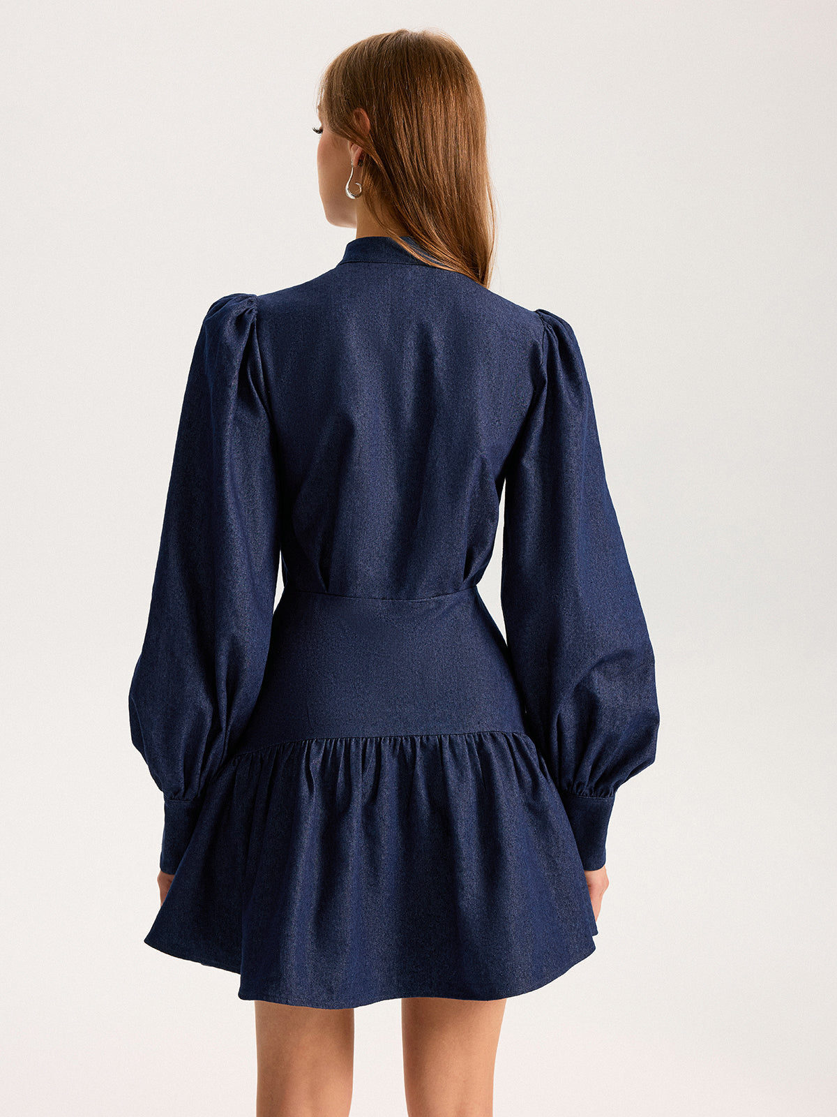 Mini-robe en jean à col montant et manches bouffantes