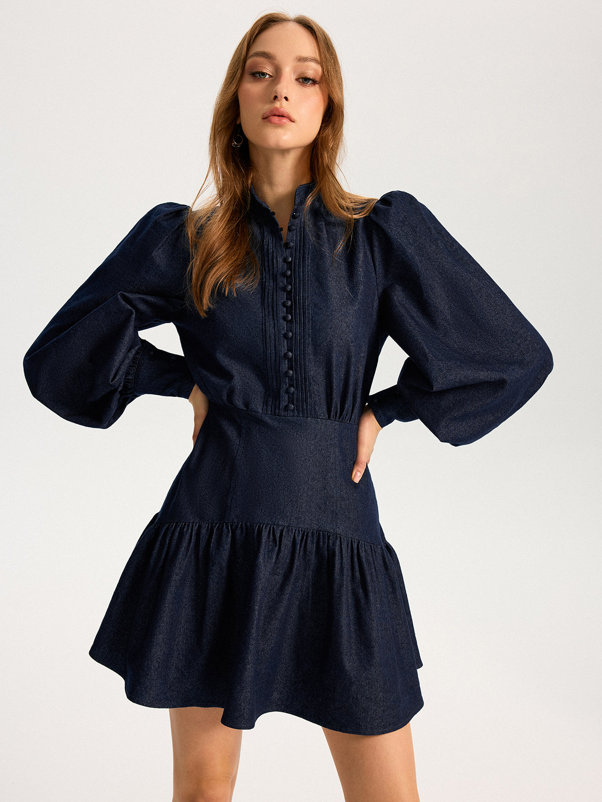 Mini-robe en jean à col montant et manches bouffantes