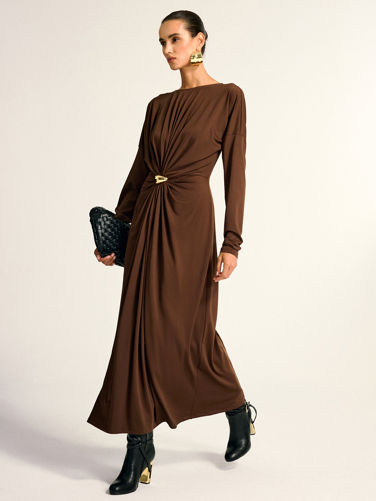 Robe longue drapée à détails métalliques