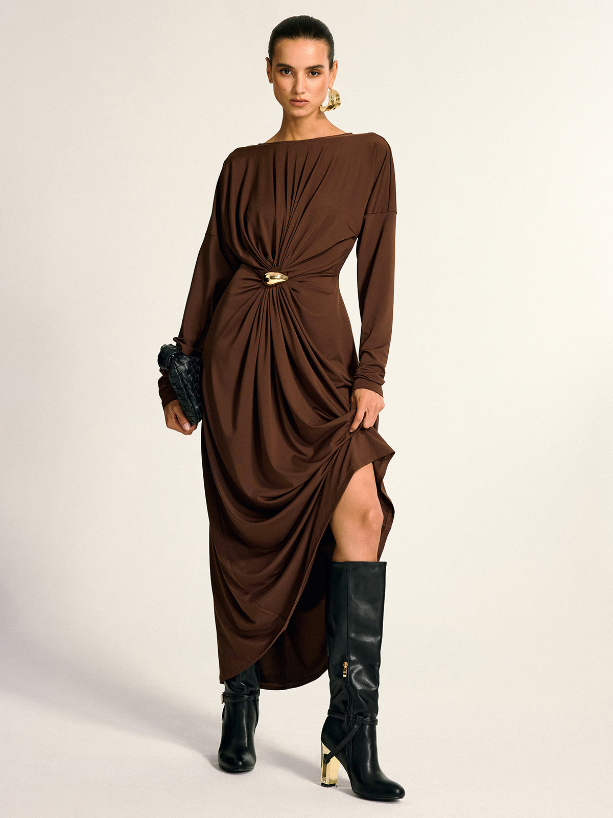 Robe longue drapée à détails métalliques