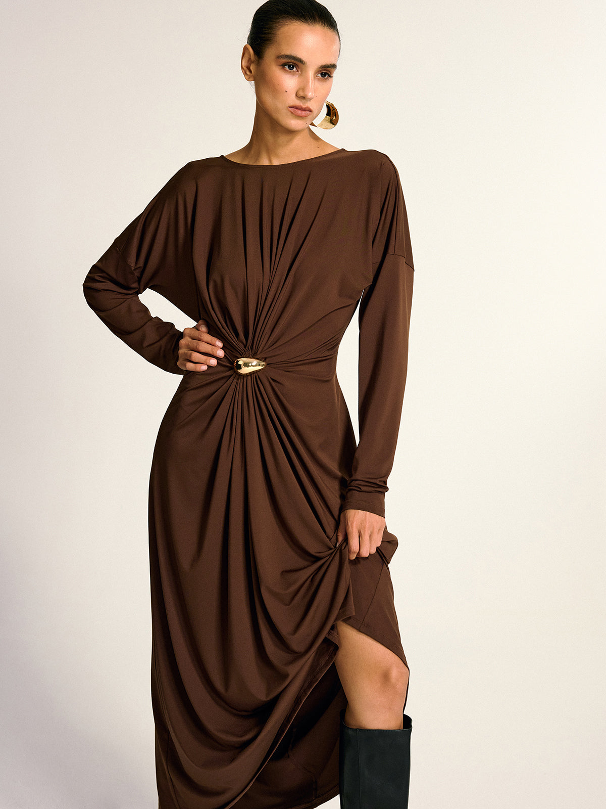 Robe longue drapée à détails métalliques