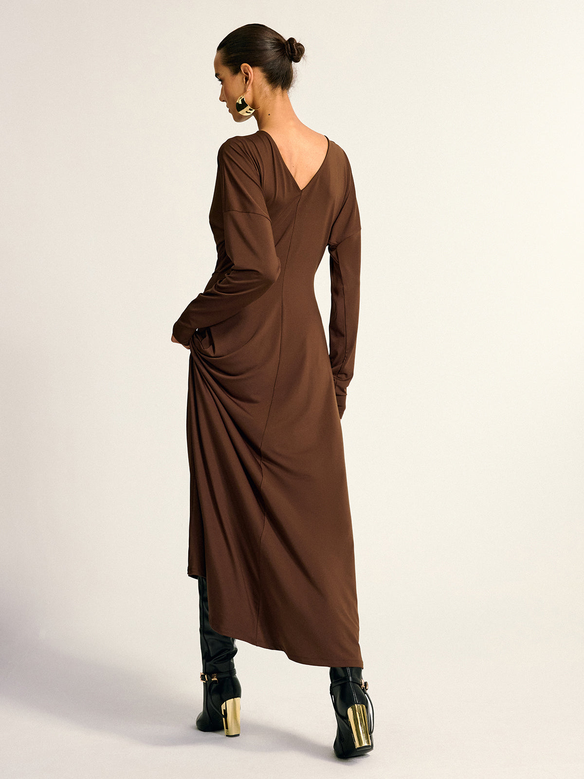 Robe longue drapée à détails métalliques