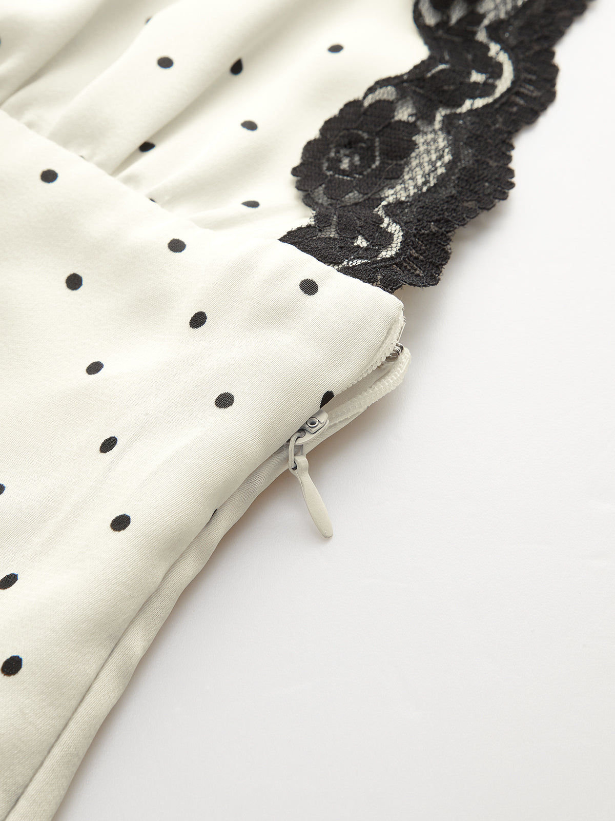 Robe midi caraco à pois et dentelle