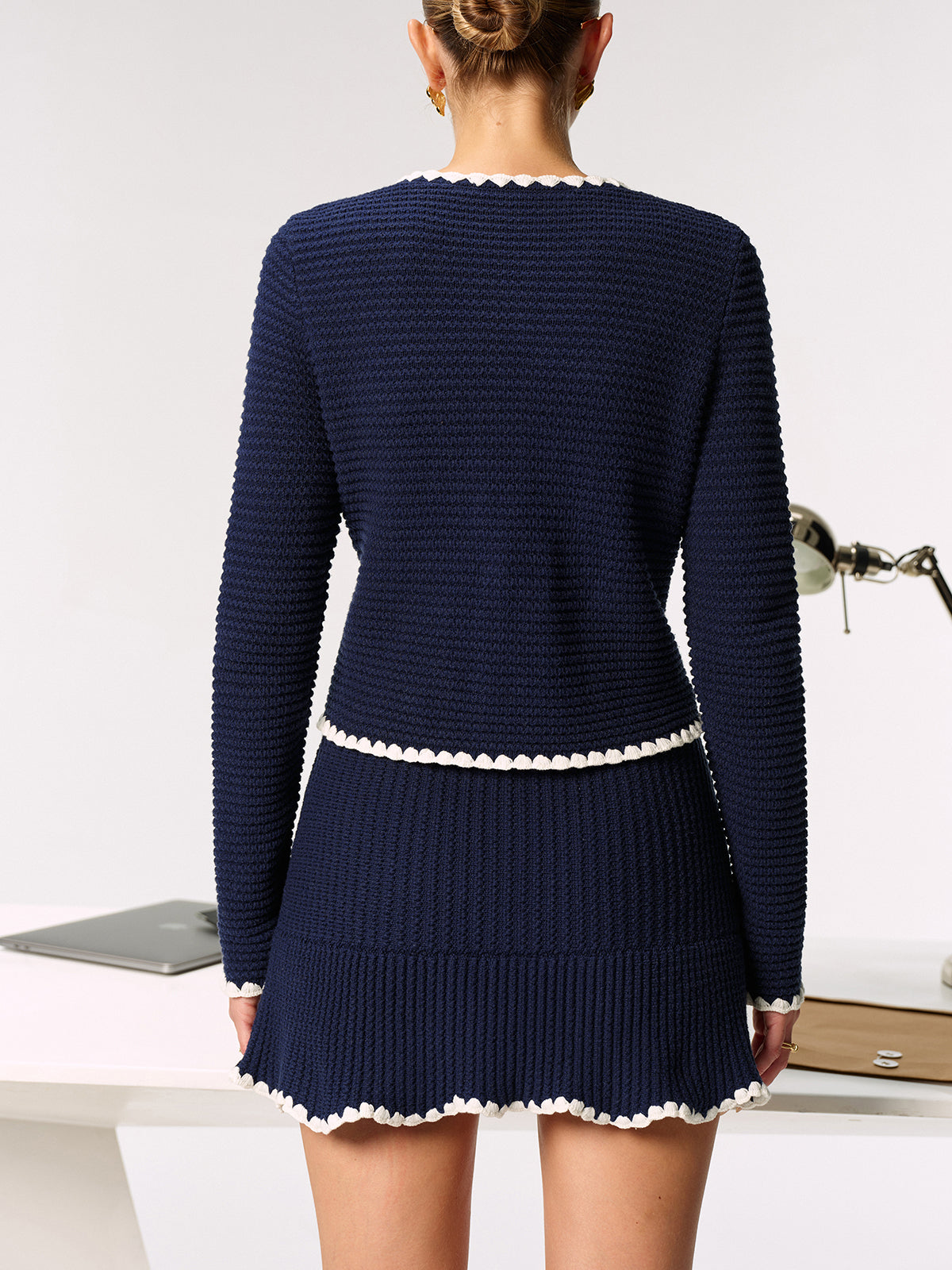 Strickjacke mit Wellensaum und Metallknöpfen