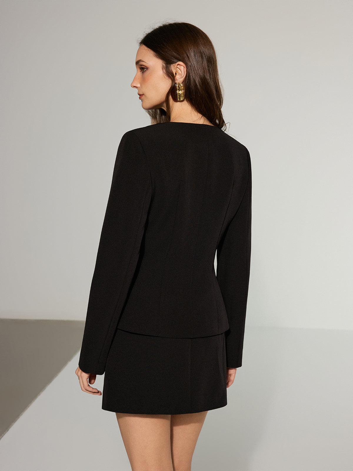 Ensemble blazer et mini-jupe à boutons métalliques