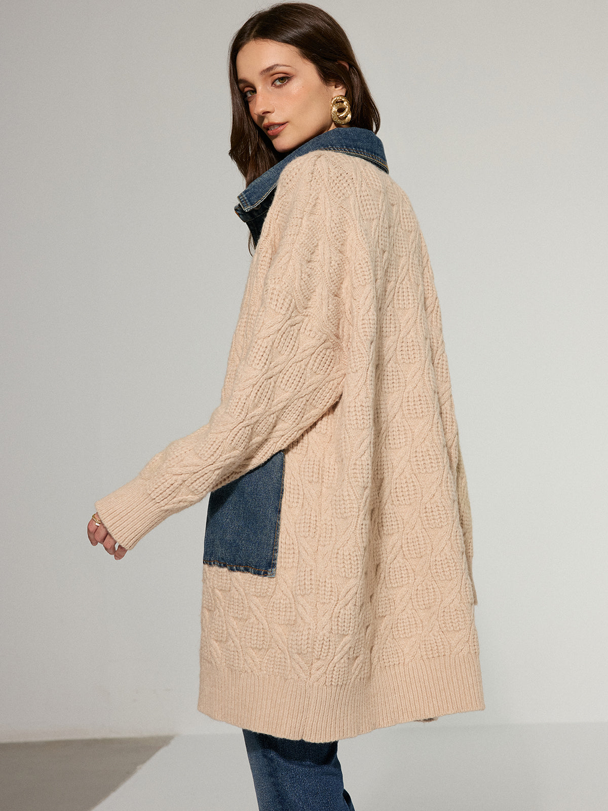 Cardigan long en maille torsadée et jean