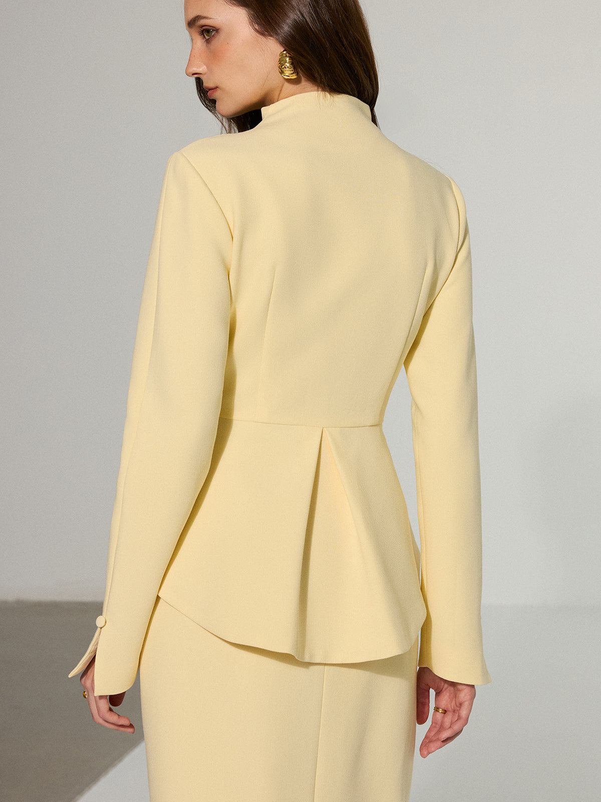 Blazer péplum à encolure en trou de serrure et boutons sur le devant