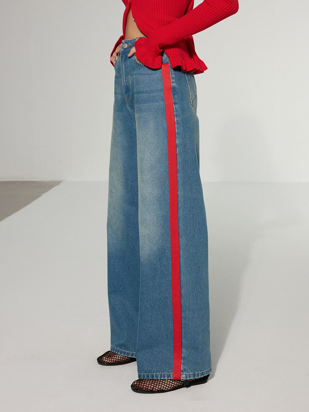 Jean à jambes larges à rayures latérales contrastées