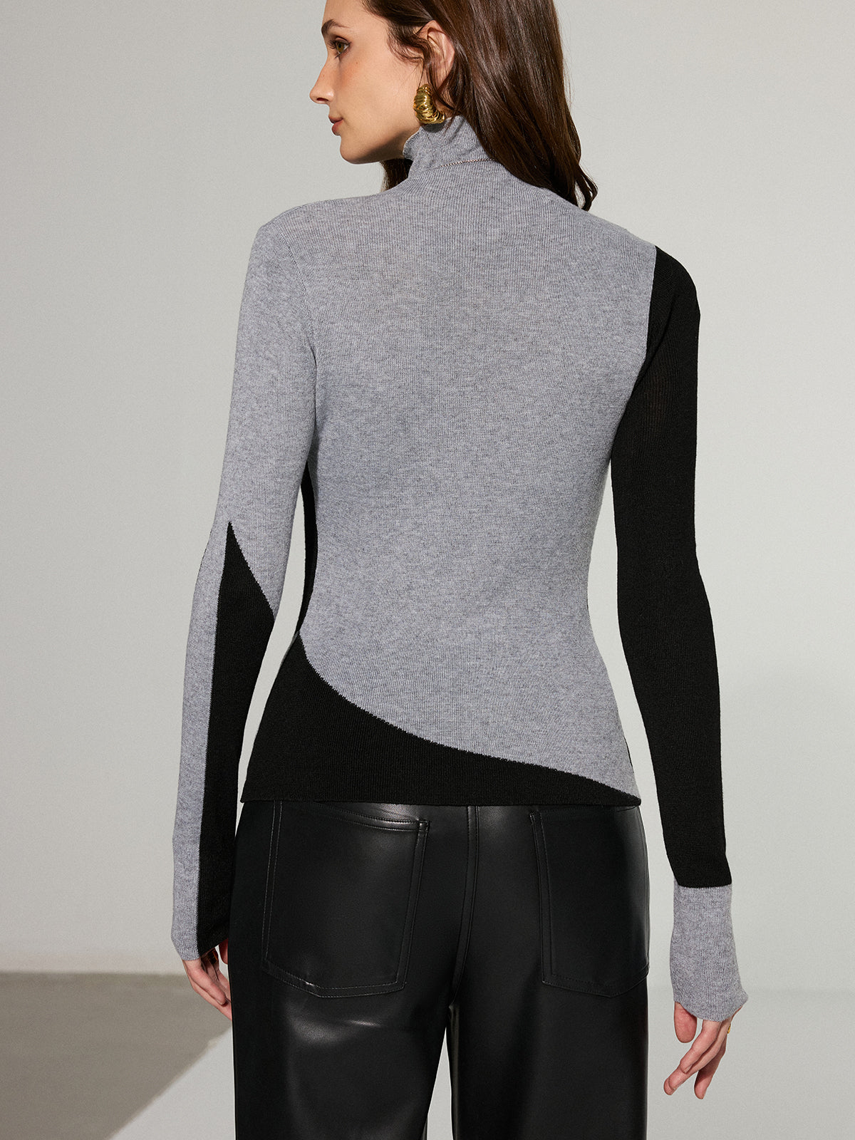 Zweifarbiger Rollkragenpullover aus Wollmischung