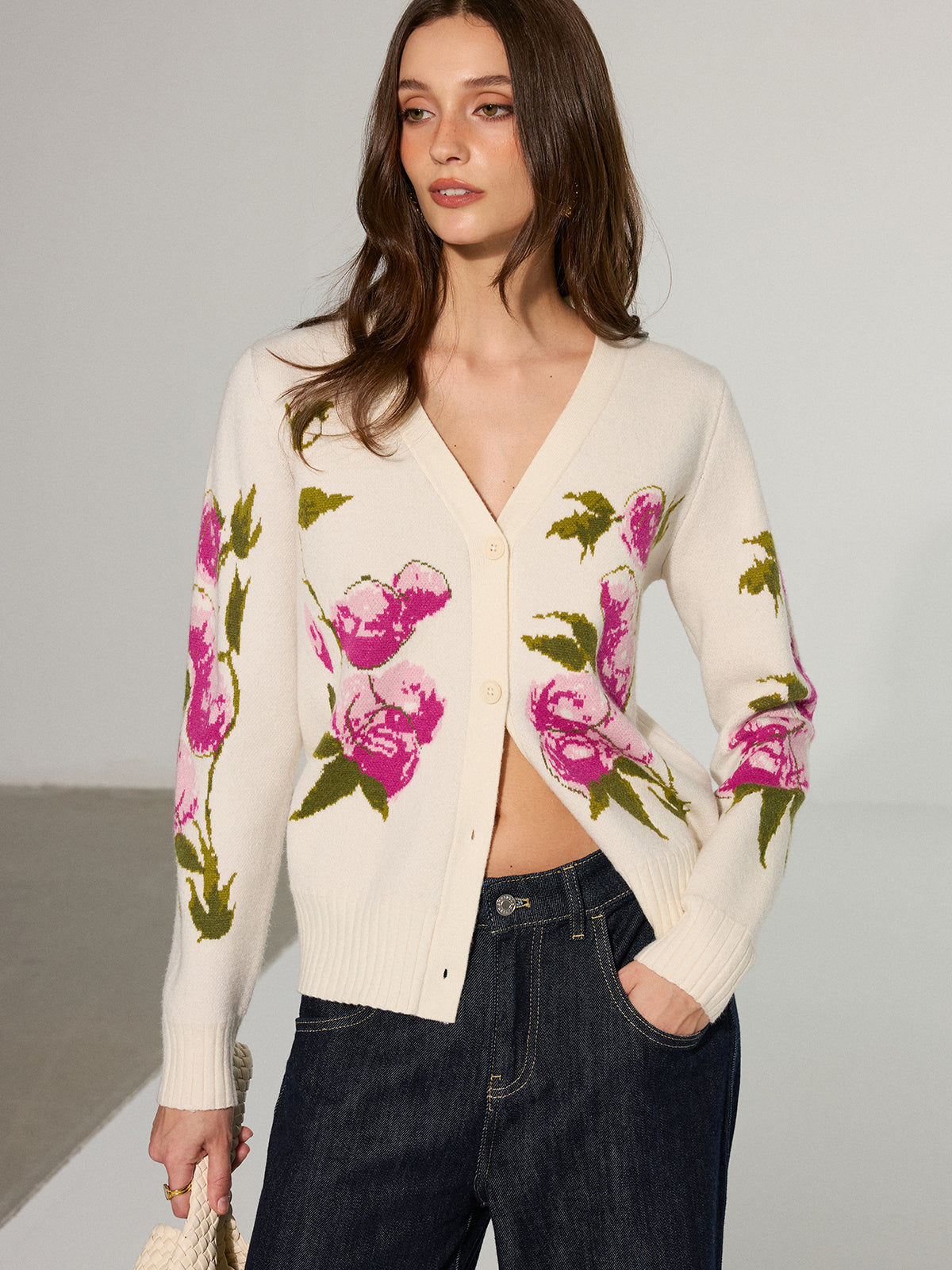 Cardigan fleuri en V boutonné sur le devant