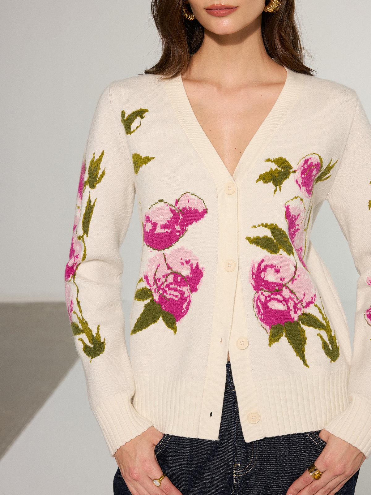 Cardigan fleuri en V boutonné sur le devant
