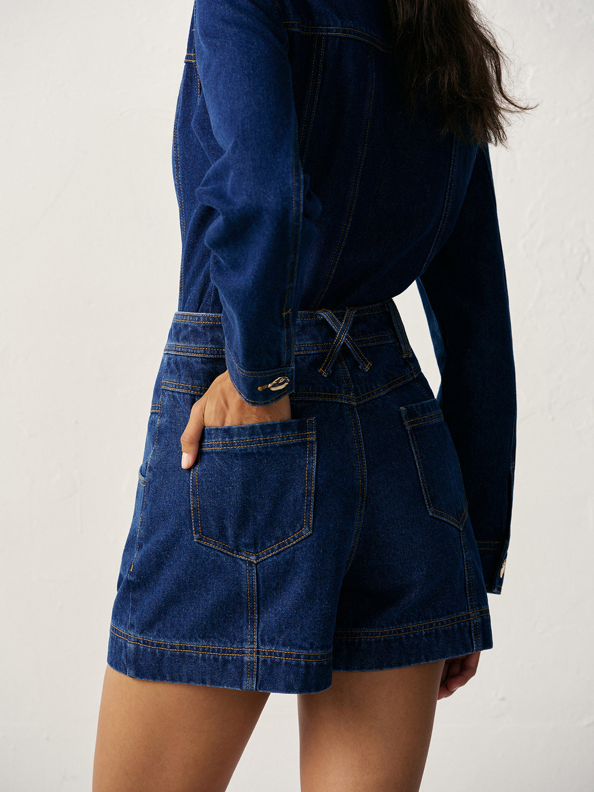Short en jean taille haute à boutons sur le devant
