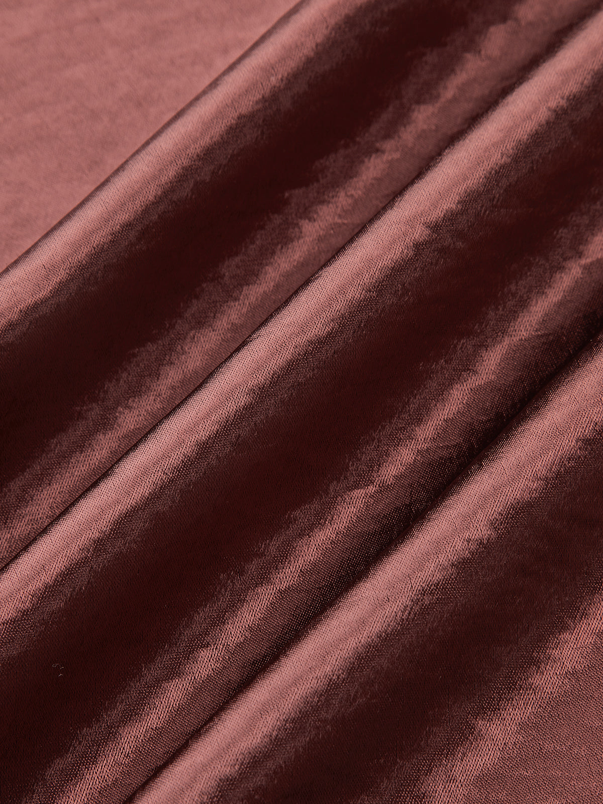 Midirock aus Satin mit Schlitz und Metalldetail