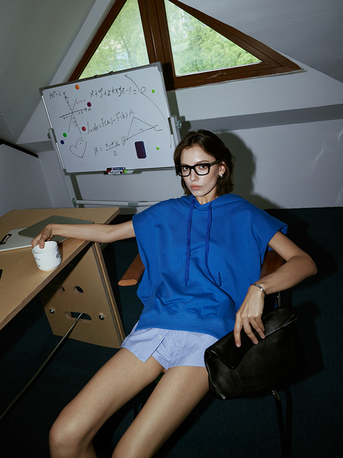 Sweat-shirt sans manches à capuche