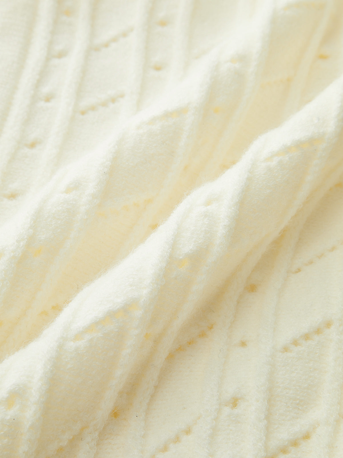 Pull texturé à col V ajouré et manches lanternes