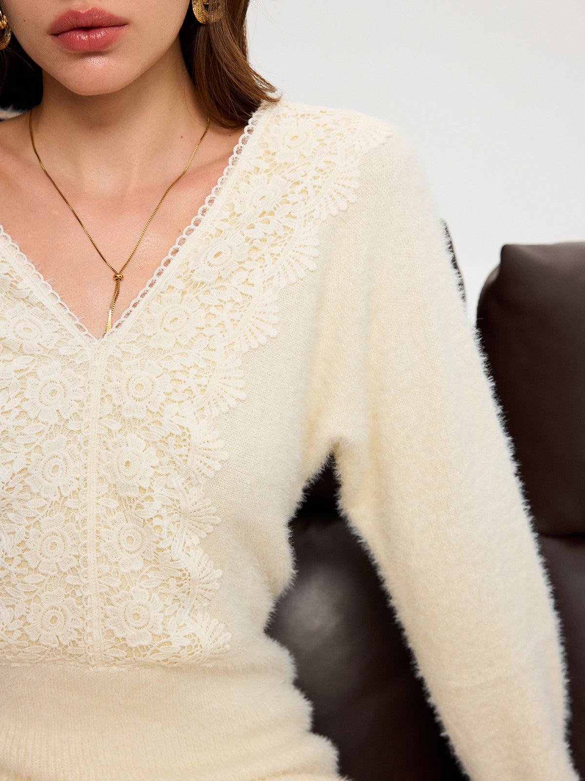 Mini-robe en maille duveteuse à col en V et détails en dentelle