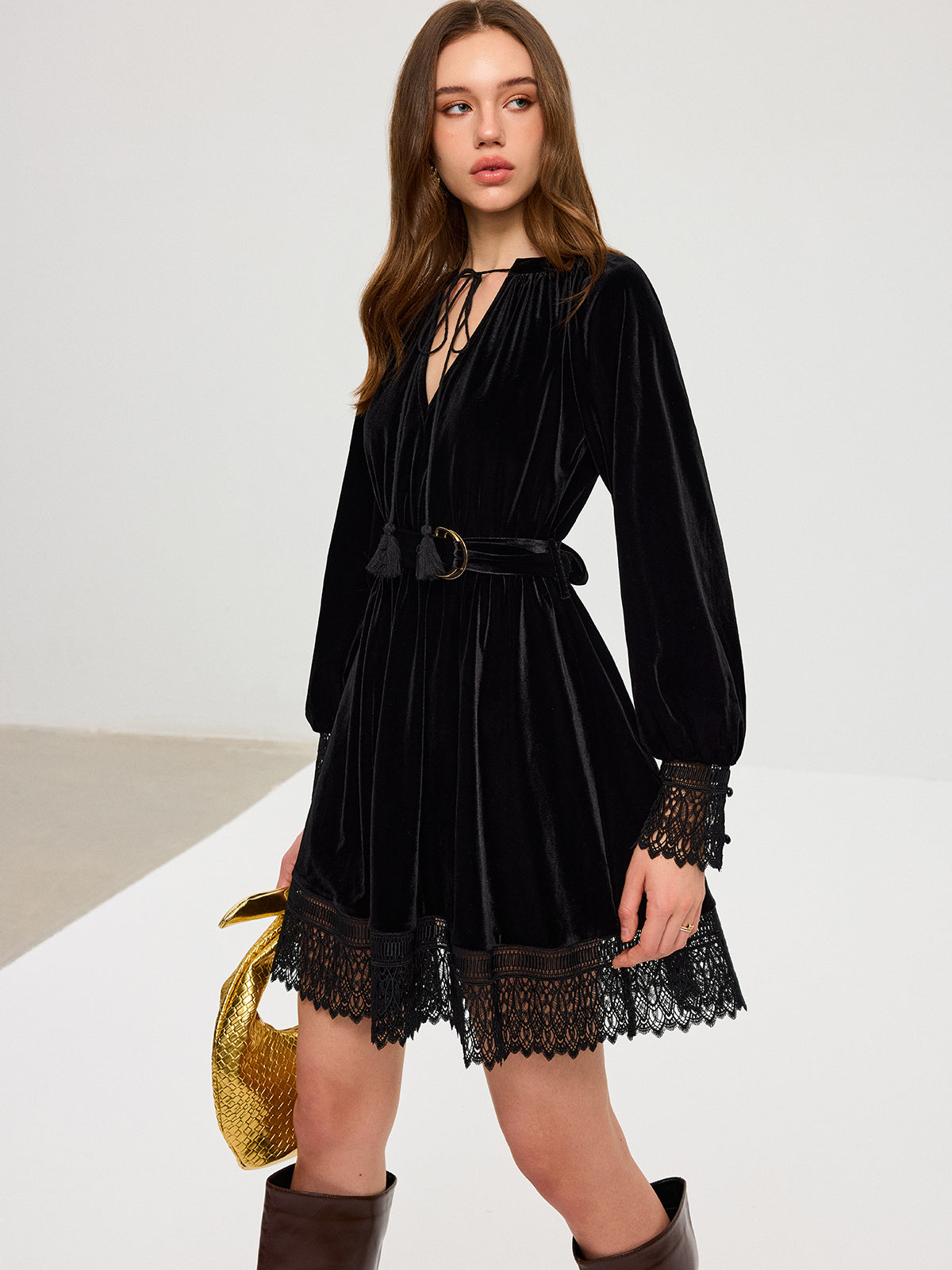 Samt-Minikleid mit Gürtel und Spitze