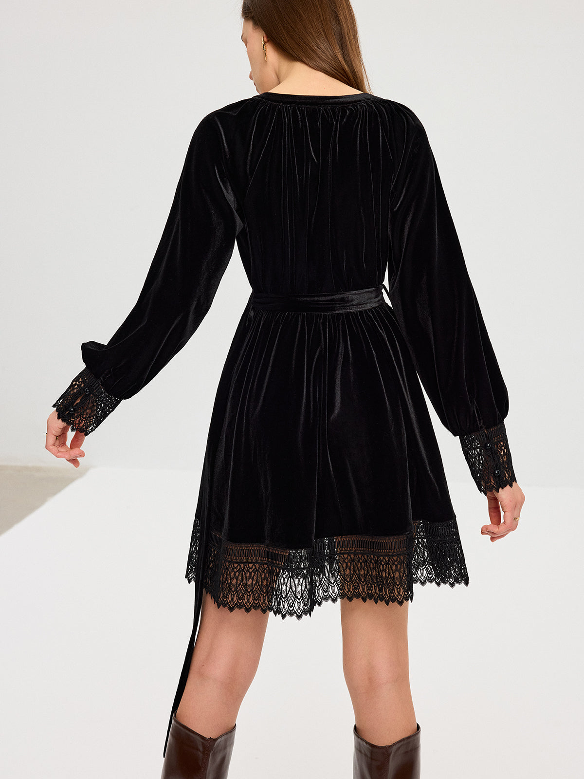 Samt-Minikleid mit Gürtel und Spitze