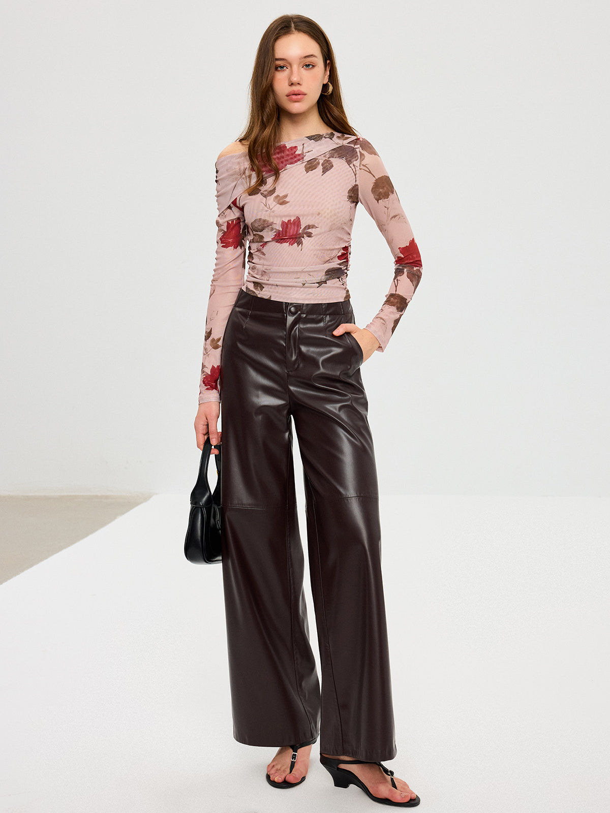 T-shirt en maille à imprimé floral et épaules dénudées