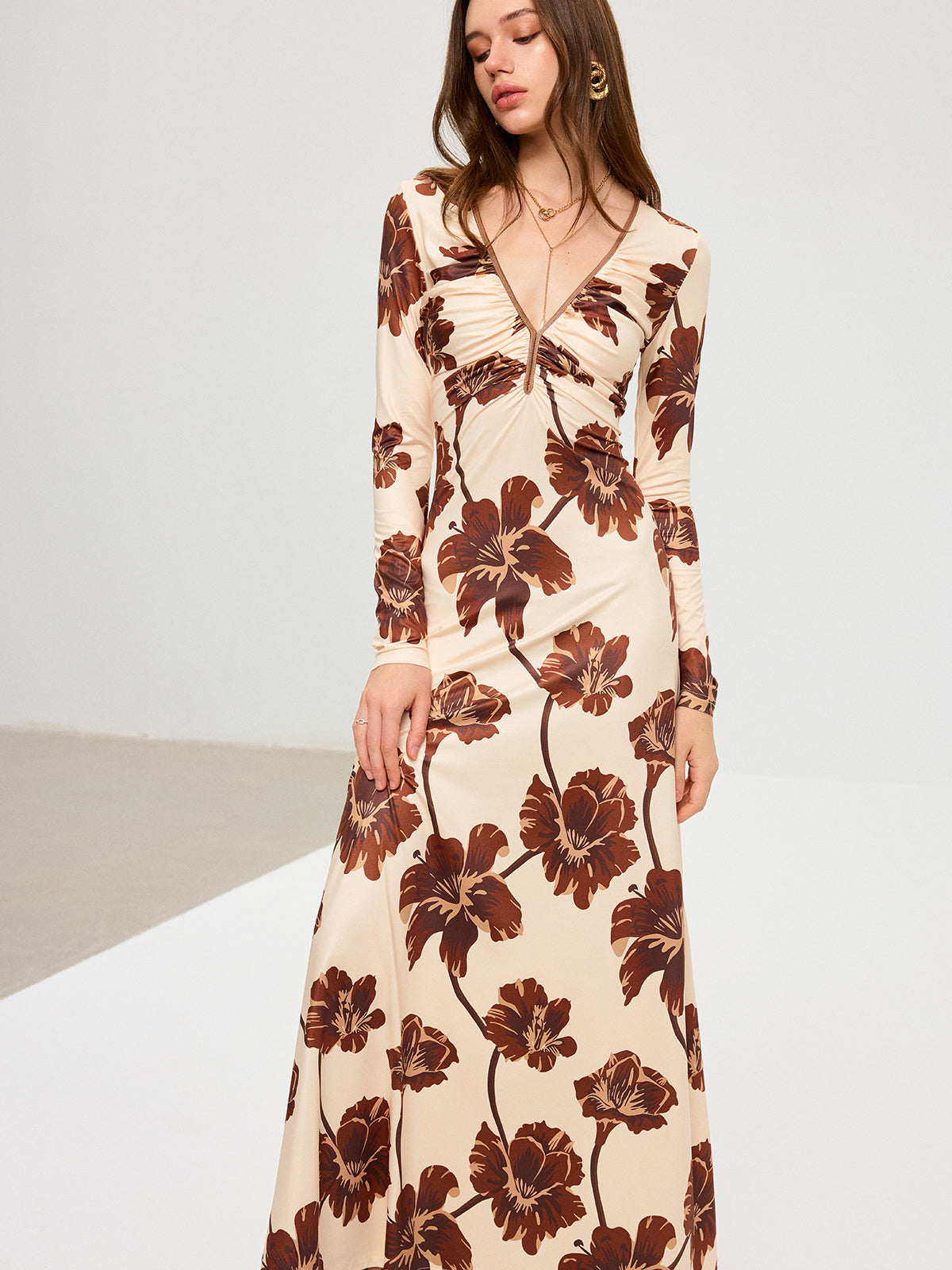 Robe longue à imprimé floral et col en V