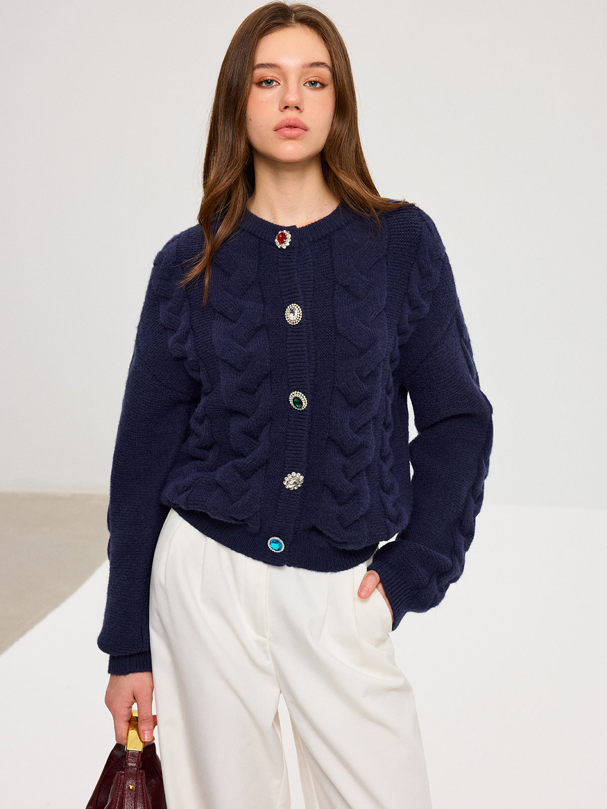 Zopfmuster-Strickjacke mit Strassknöpfen
