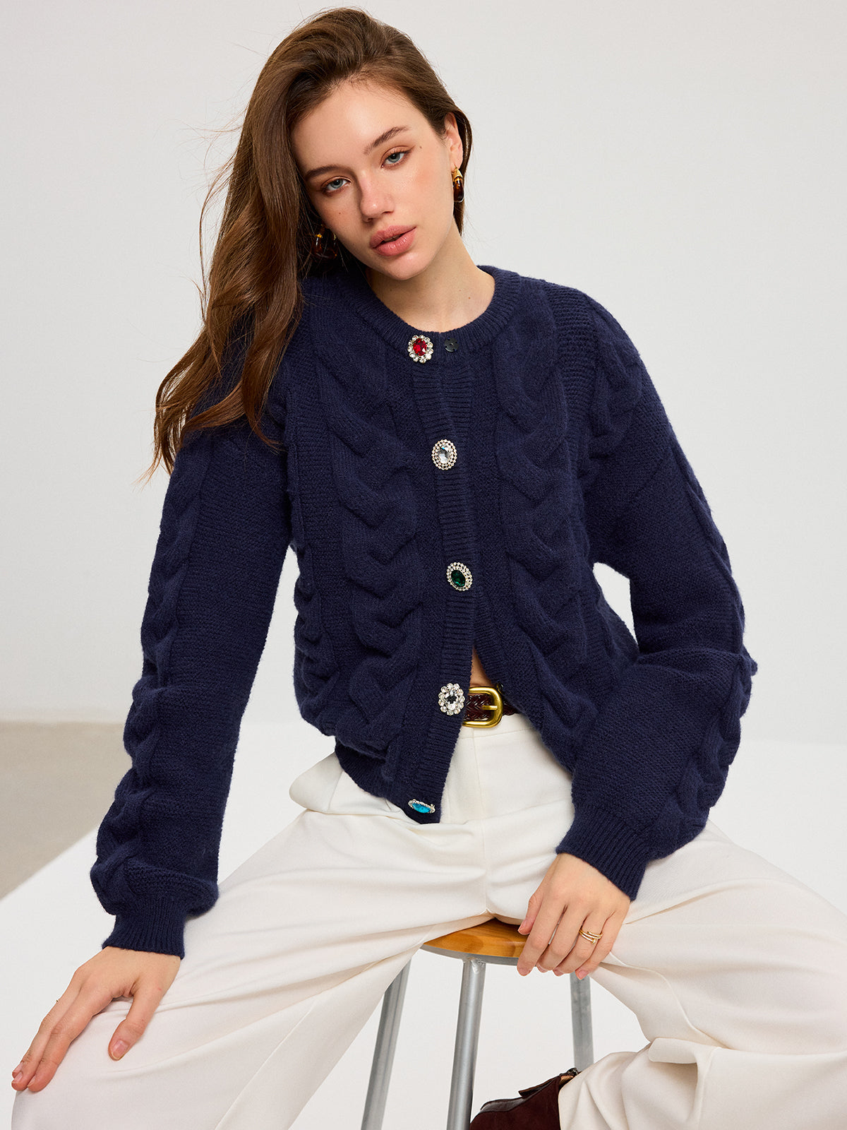 Zopfmuster-Strickjacke mit Strassknöpfen