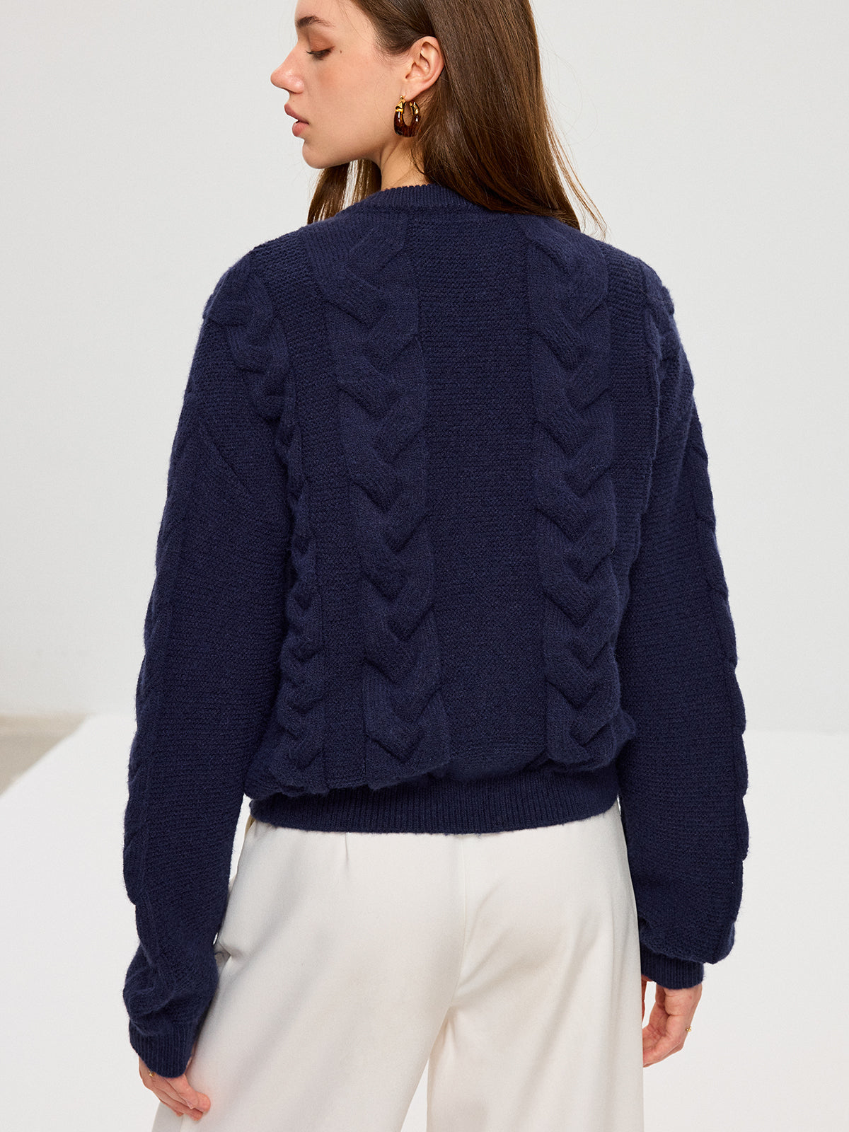 Zopfmuster-Strickjacke mit Strassknöpfen