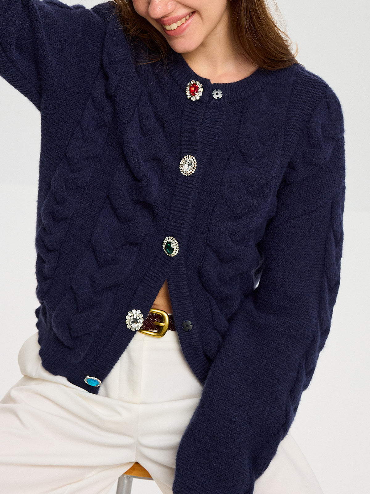 Zopfmuster-Strickjacke mit Strassknöpfen