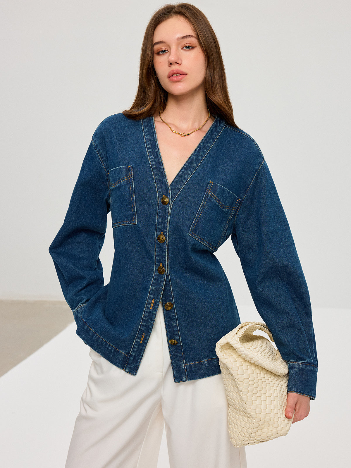 Jeansjacke mit V-Ausschnitt und Knopfleiste