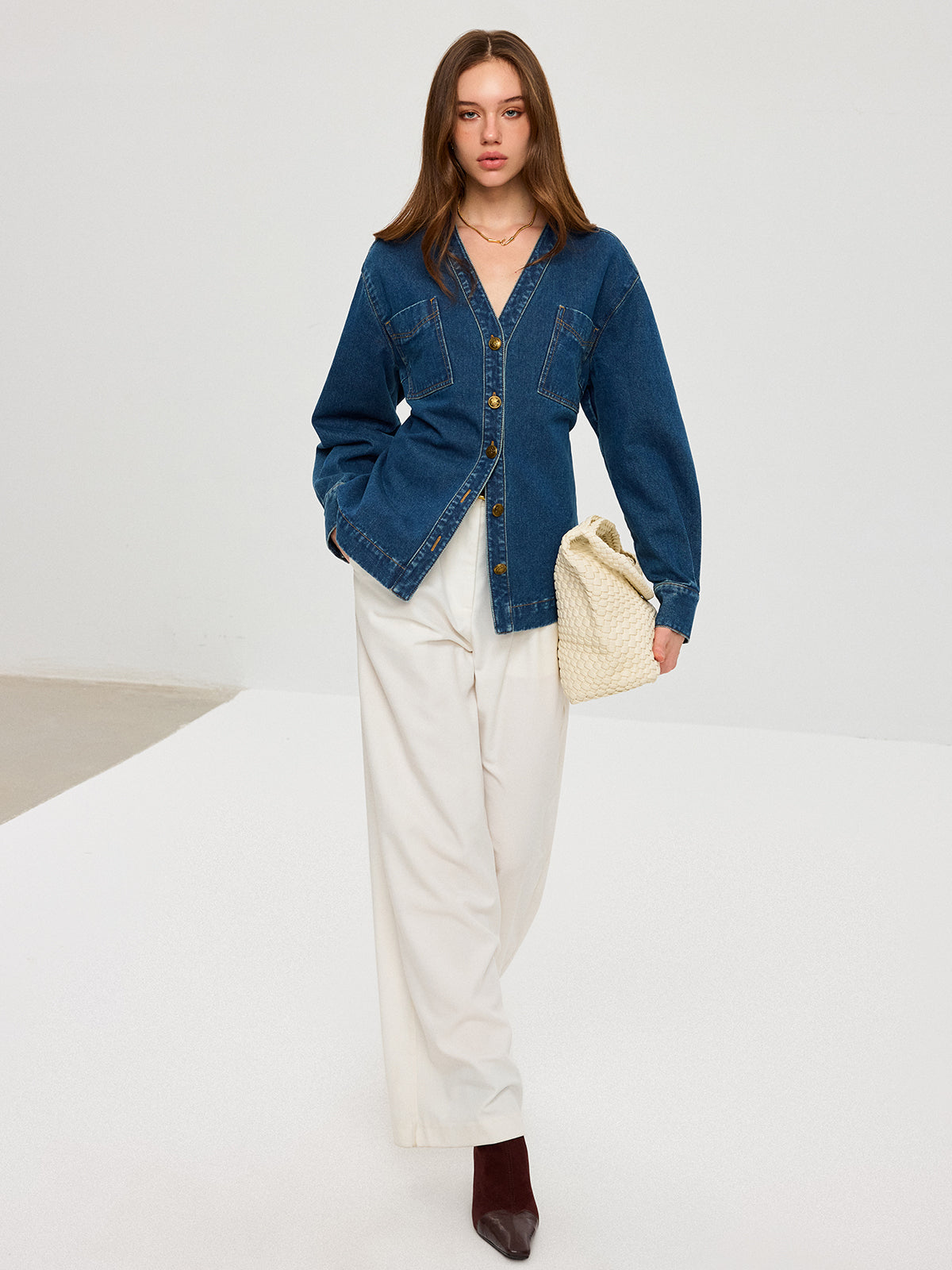 Jeansjacke mit V-Ausschnitt und Knopfleiste