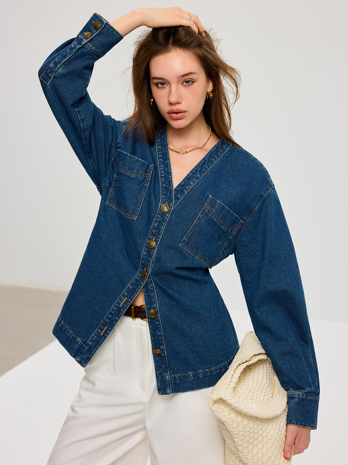 Jeansjacke mit V-Ausschnitt und Knopfleiste