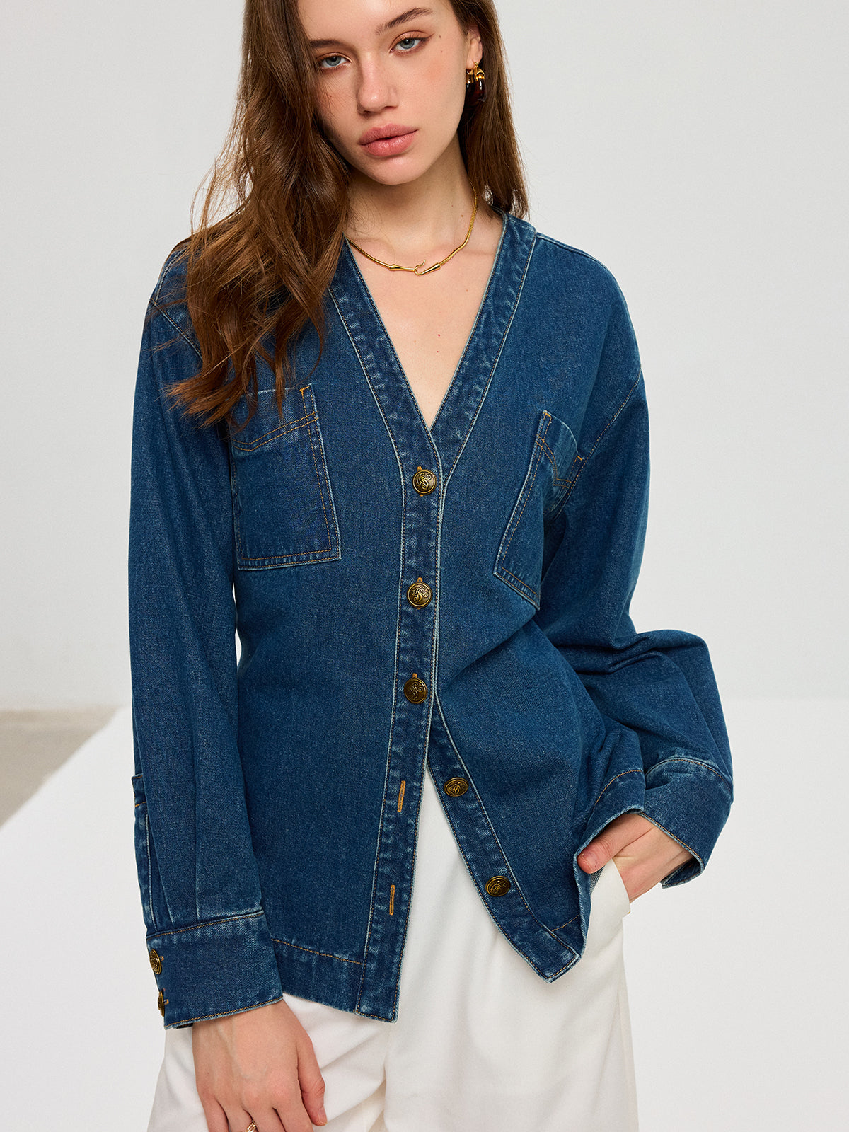 Jeansjacke mit V-Ausschnitt und Knopfleiste