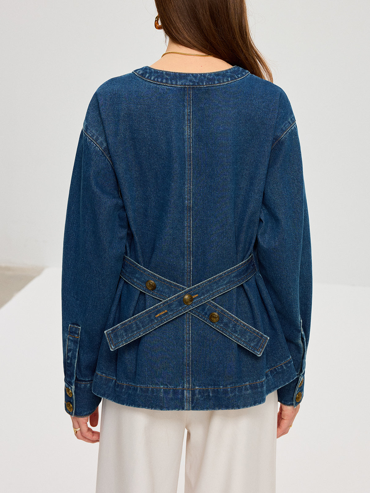 Jeansjacke mit V-Ausschnitt und Knopfleiste
