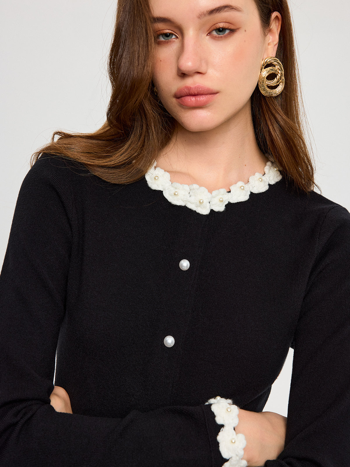 Cardigan à boutons nacrés et bordure florale 3D