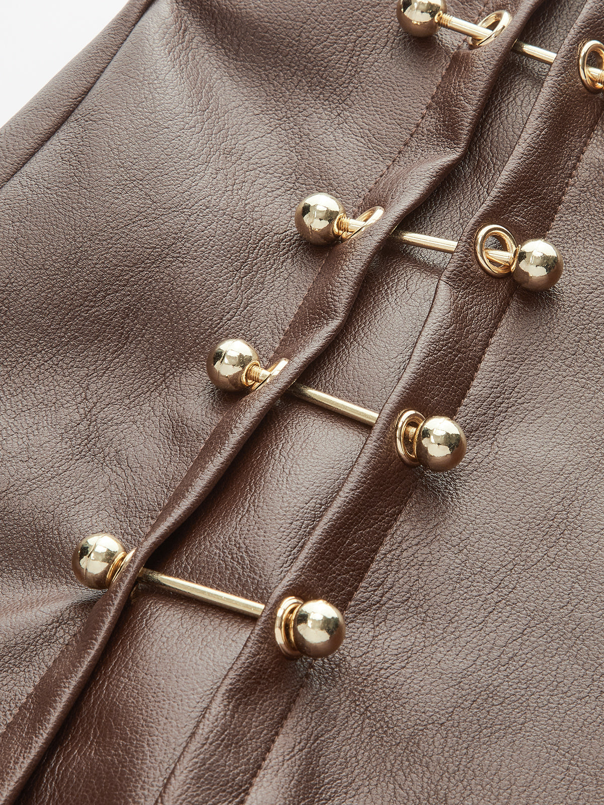 Mini-jupe en similicuir avec détails métalliques