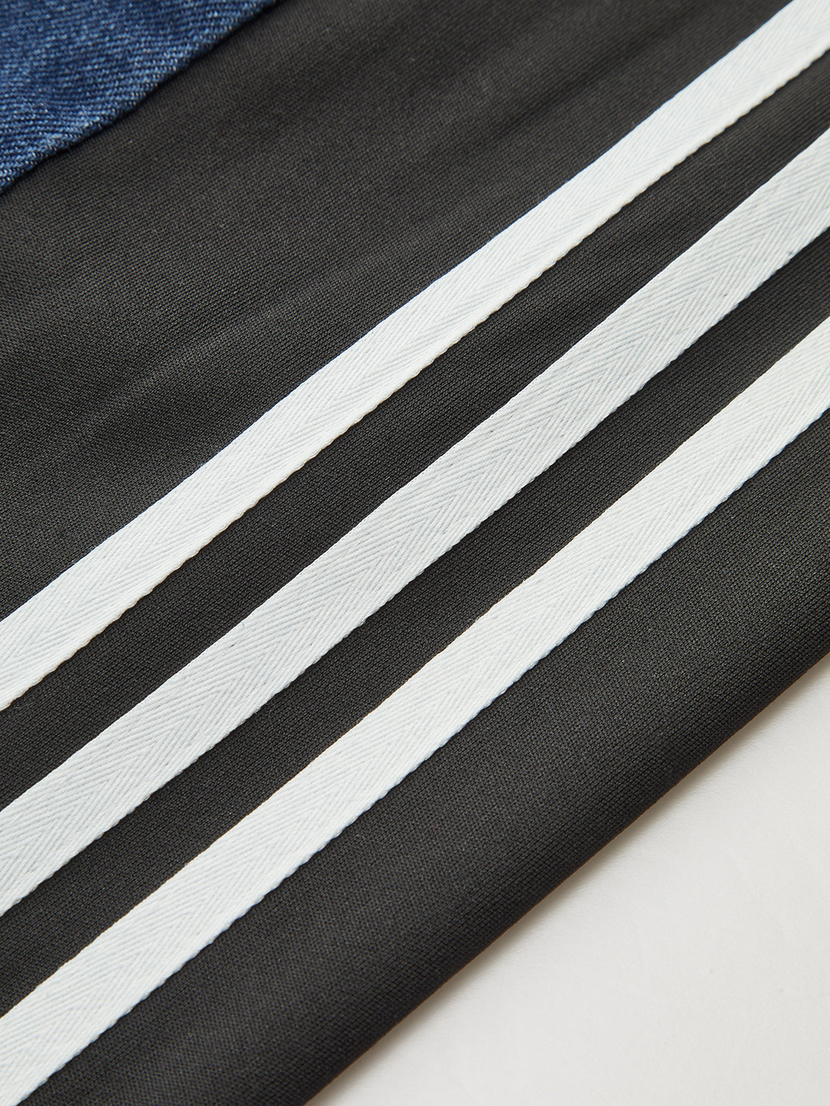 Jean taille mi-haute à empiècements latéraux rayés