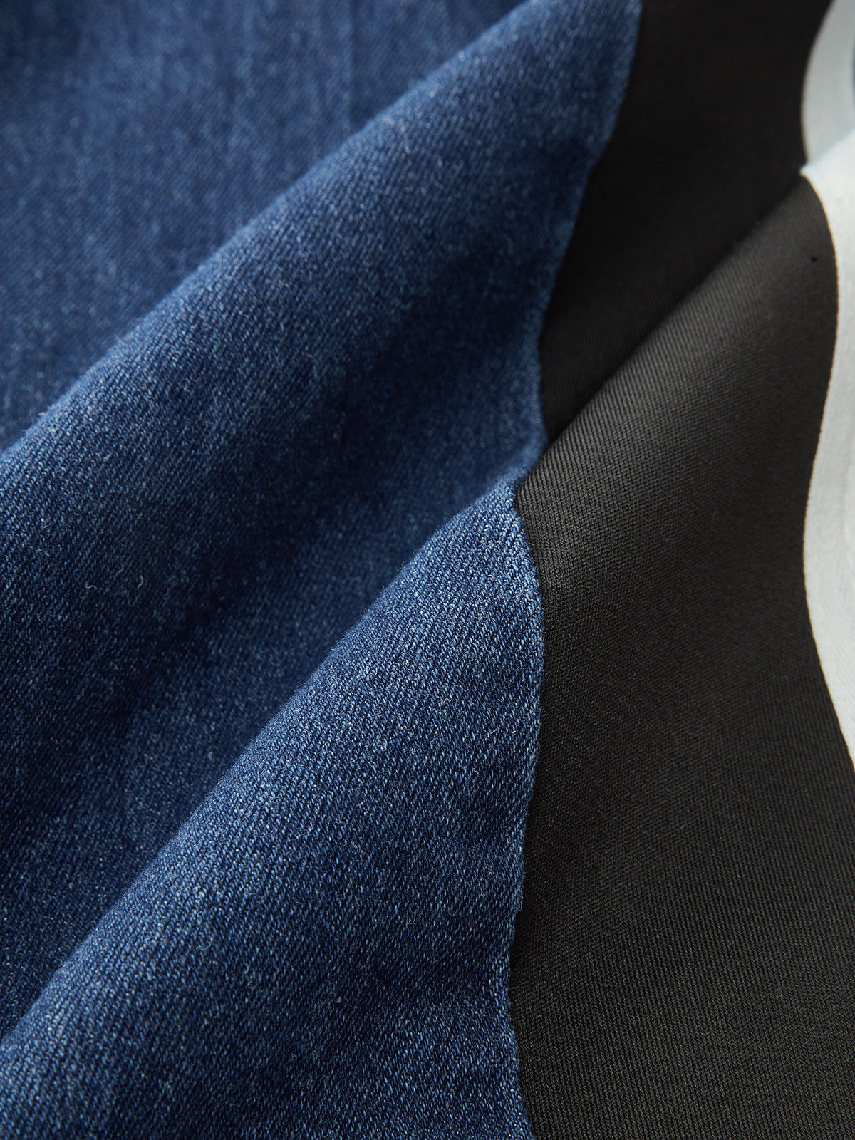 Jean taille mi-haute à empiècements latéraux rayés