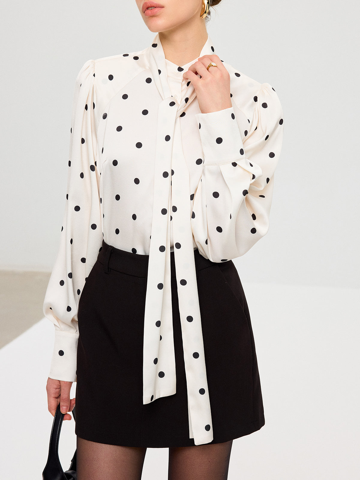 Chemise en satin à col lavallière à pois