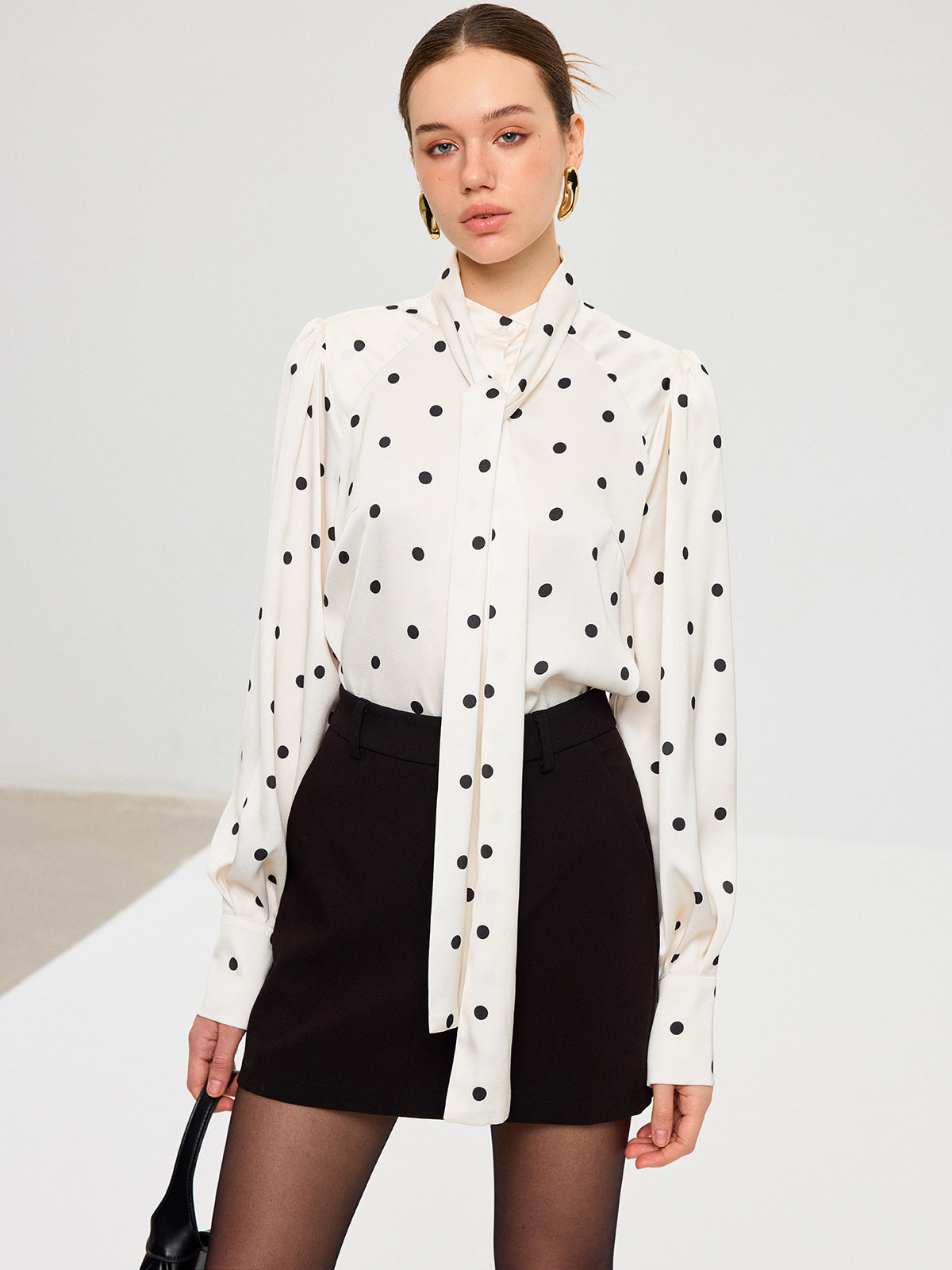 Chemise en satin à col lavallière à pois