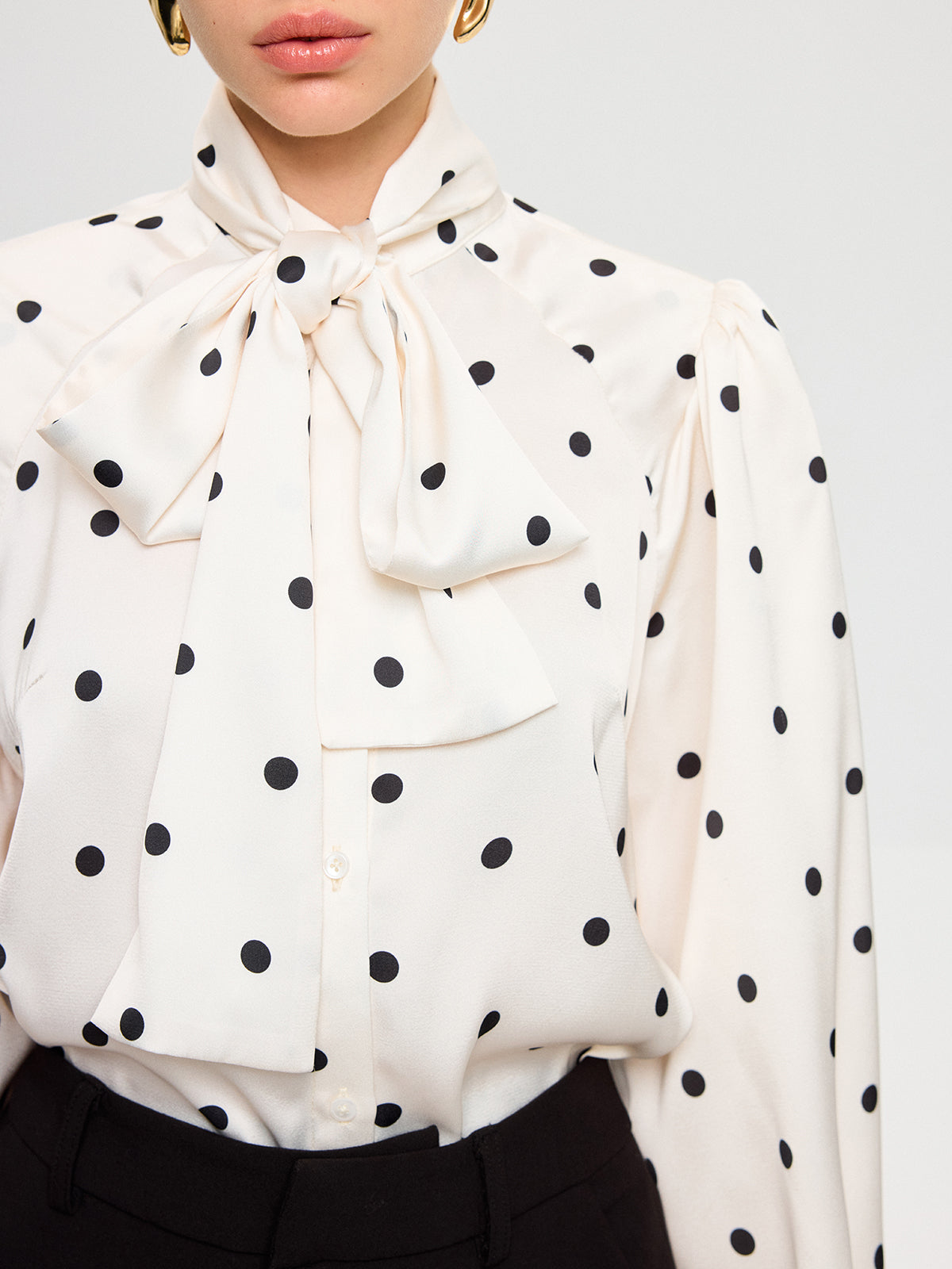 Chemise en satin à col lavallière à pois