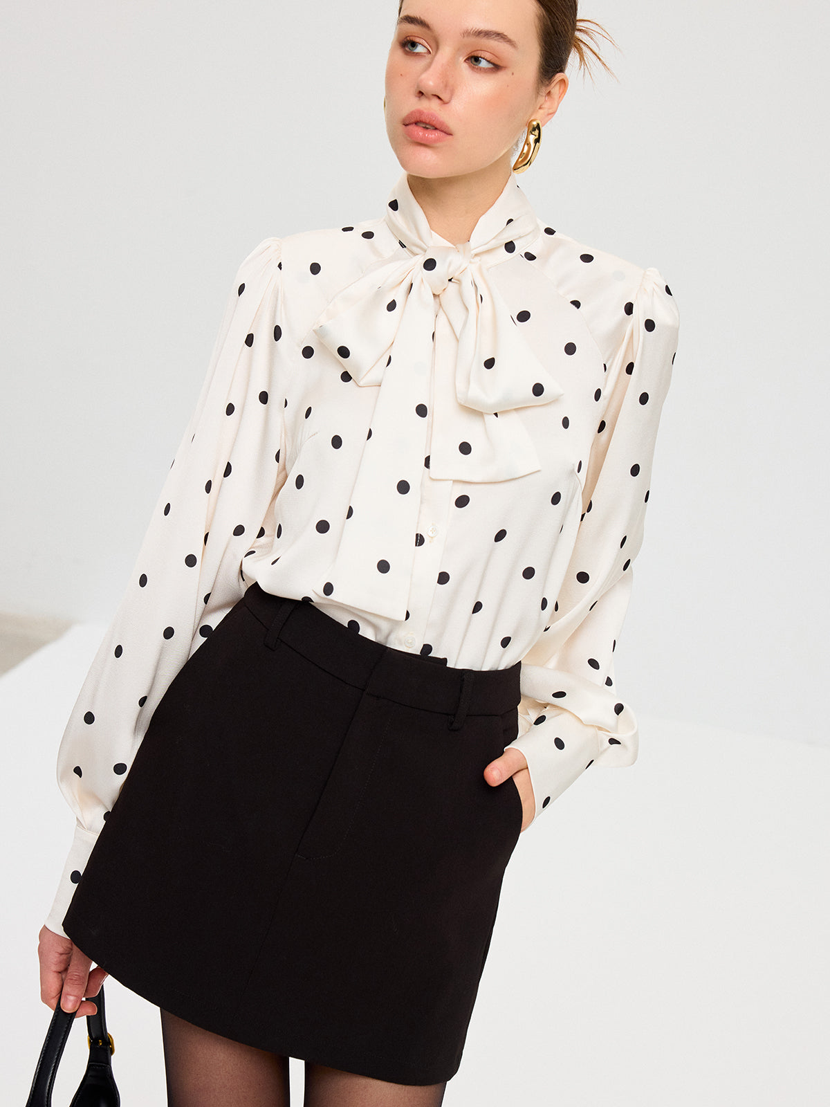 Chemise en satin à col lavallière à pois