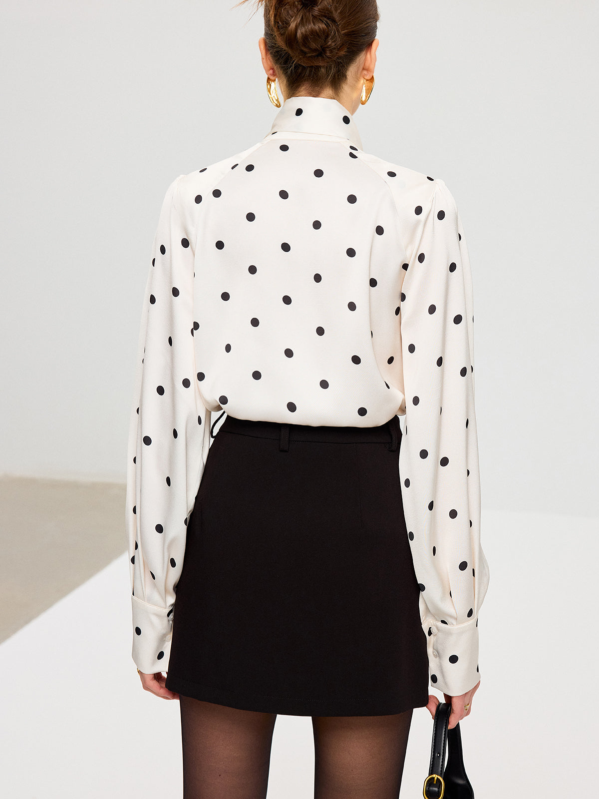 Chemise en satin à col lavallière à pois
