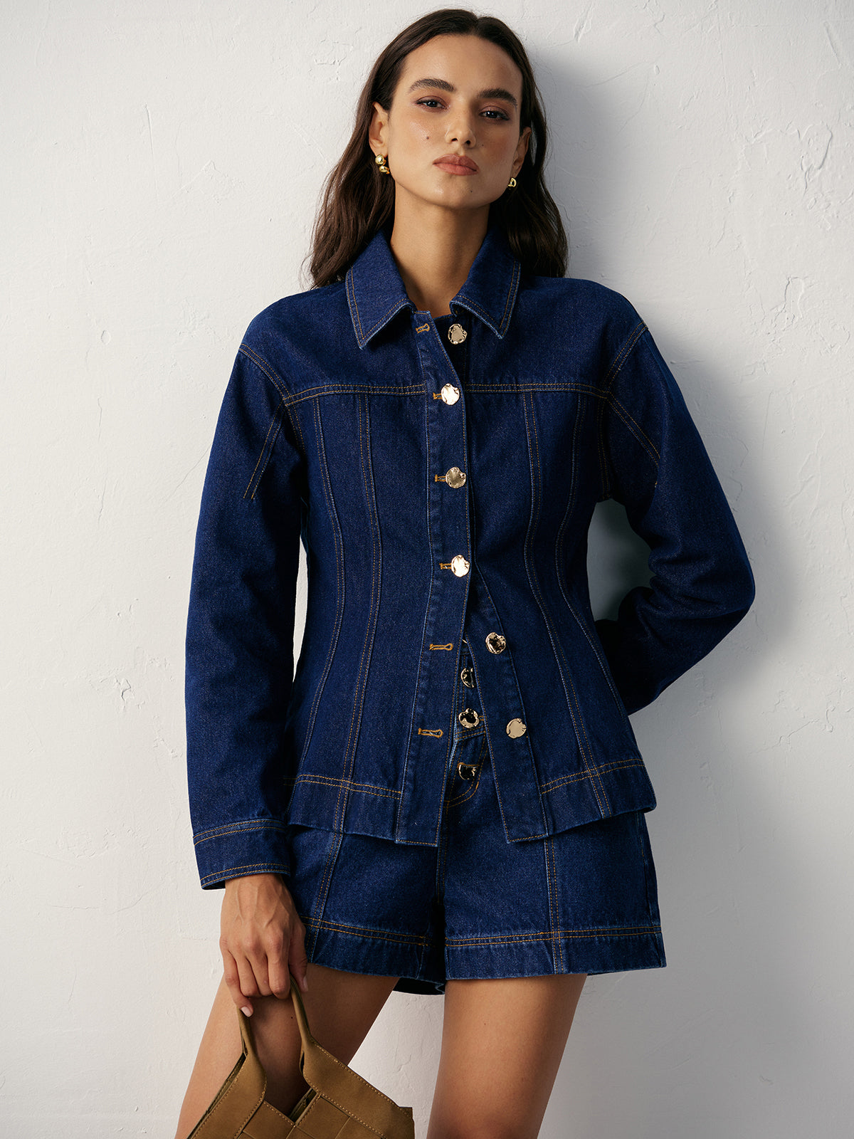 Taillierte Jeansjacke mit Metallknöpfen