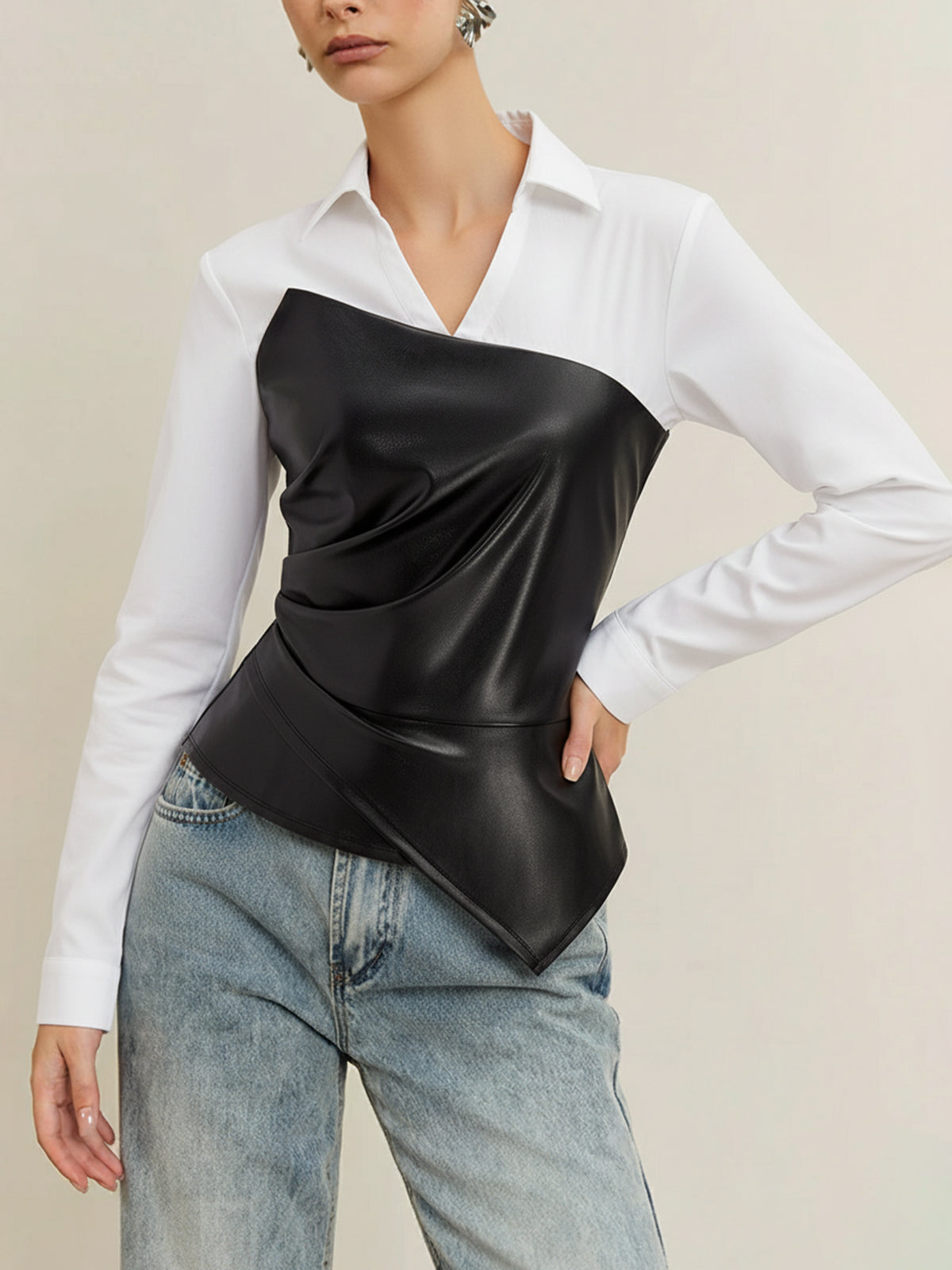 Bluse mit asymmetrischen Paneelen aus PU-Leder