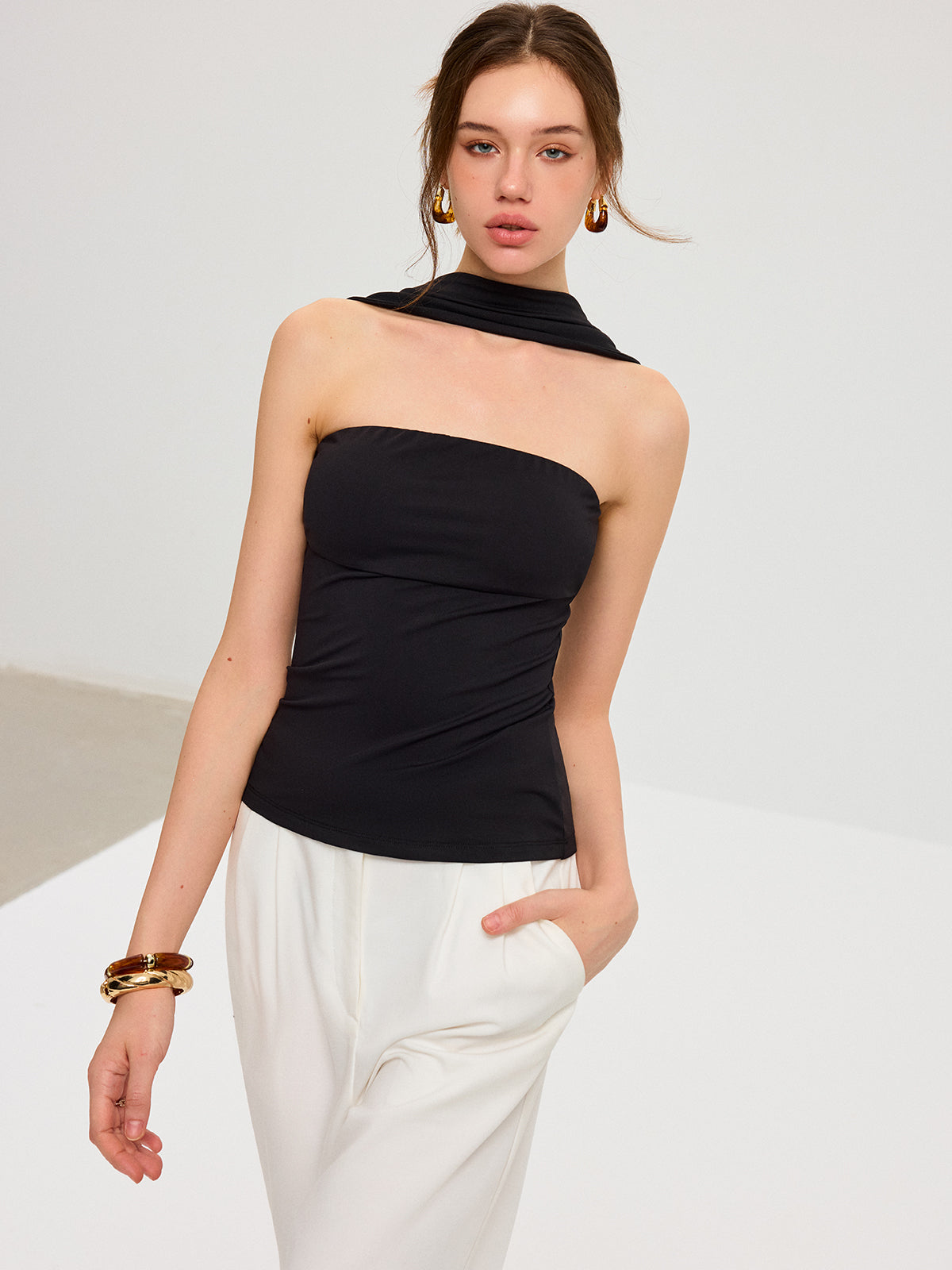 BH-freies Neckholder-Top mit offenem Rücken